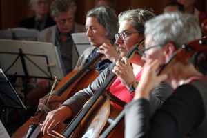 Ons orkest repeteert serieus voor een uitvoering